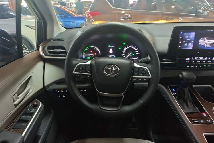 Used Toyota SIENNA 2024 2.5L Hybrid Comfort Edition Steering Wheel