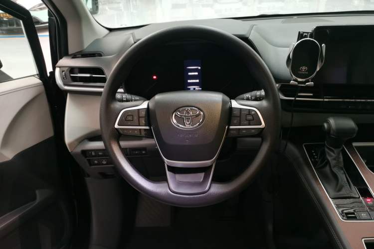 Used Toyota SIENNA 2024 2.5L Hybrid Comfort Edition Steering Wheel
