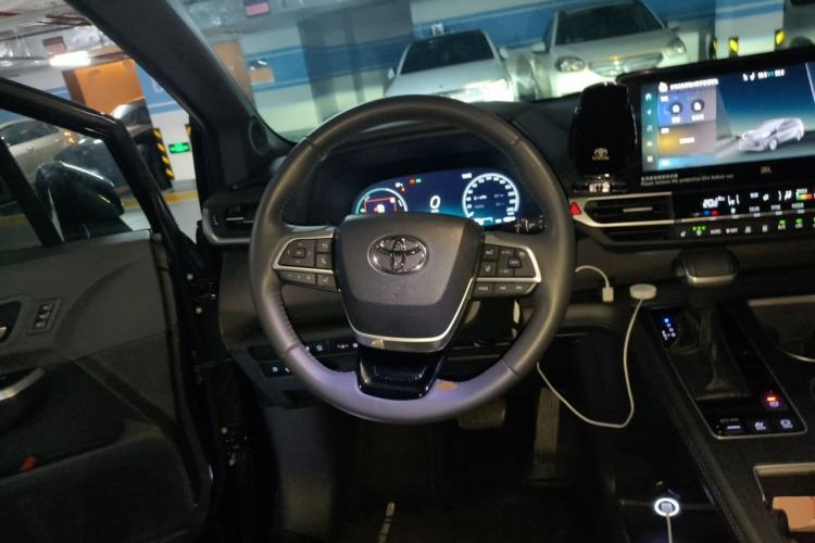 Used Toyota SIENNA 2024 2.5L Hybrid Platinum Edition Steering Wheel