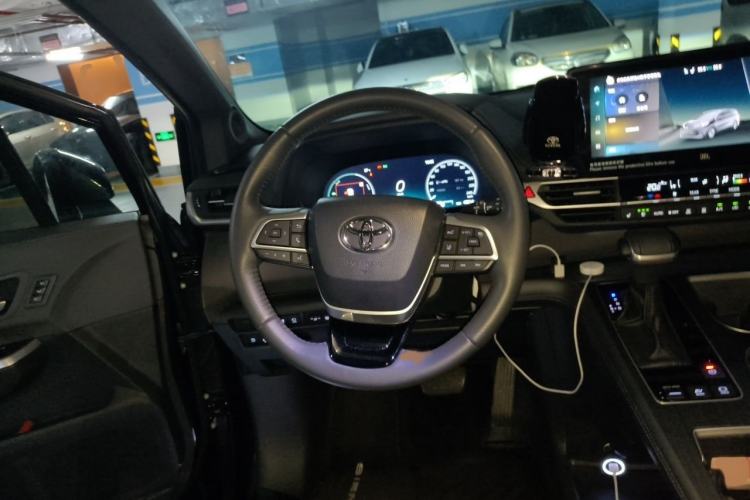 Used Toyota SIENNA 2024 2.5L Hybrid Platinum Edition Steering Wheel