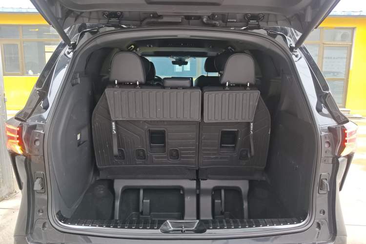 Used Toyota SIENNA 2024 2.5L Hybrid Luxury Edition Trunk
