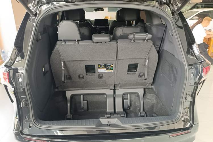 Used Toyota SIENNA 2024 2.5L Hybrid Four-Wheel Drive Prestige Edition Trunk