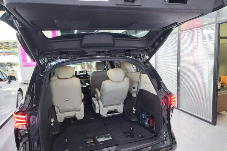 Used Toyota SIENNA 2024 2.5L Hybrid Luxury Edition Trunk