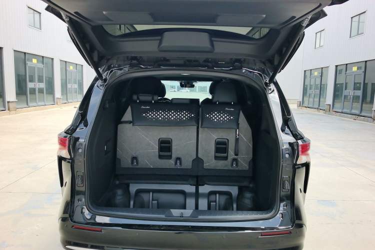 Used Toyota SIENNA 2024 2.5L Hybrid Four-Wheel Drive Prestige Edition Trunk