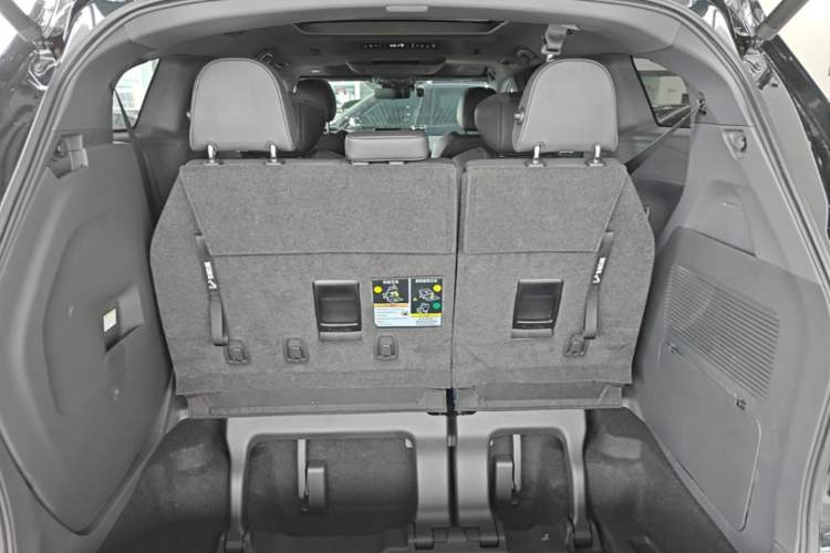 Used Toyota SIENNA 2024 2.5L Hybrid Platinum Edition Trunk