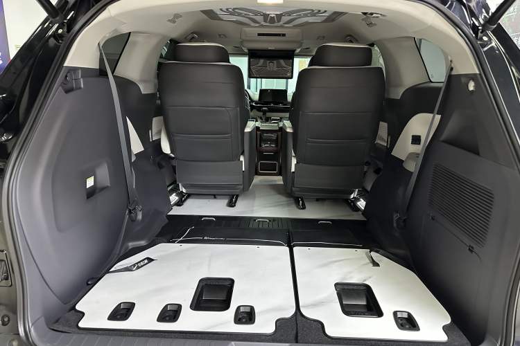 Used Toyota SIENNA 2024 2.5L Hybrid Comfort Edition Trunk