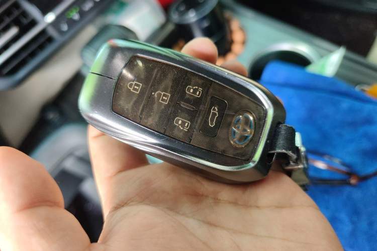 Used Toyota SIENNA 2024 2.5L Hybrid Luxury Edition Vehicle Key