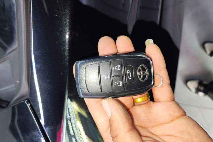 Used Toyota SIENNA 2024 2.5L Hybrid Luxury Edition Vehicle Key