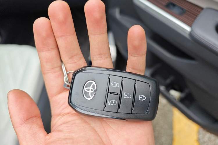 Used Toyota SIENNA 2024 2.5L Hybrid Comfort Edition Vehicle Key