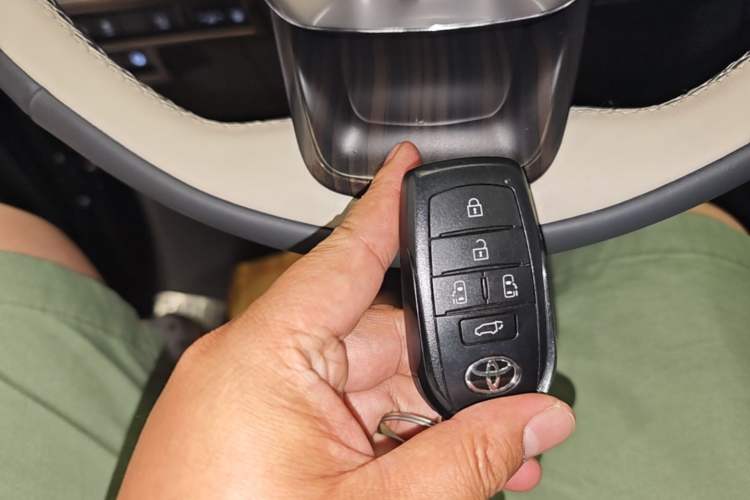 Used Toyota SIENNA 2024 2.5L Hybrid Four-Wheel Drive Prestige Edition Vehicle Key