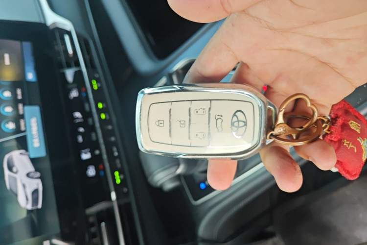 Used Toyota SIENNA 2024 2.5L Hybrid Luxury Edition Vehicle Key