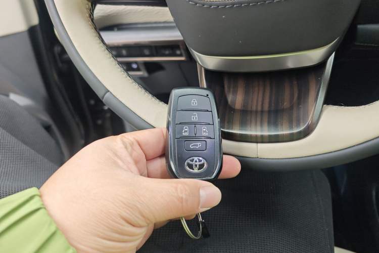 Used Toyota SIENNA 2024 2.5L Hybrid Four-Wheel Drive Prestige Edition Vehicle Key
