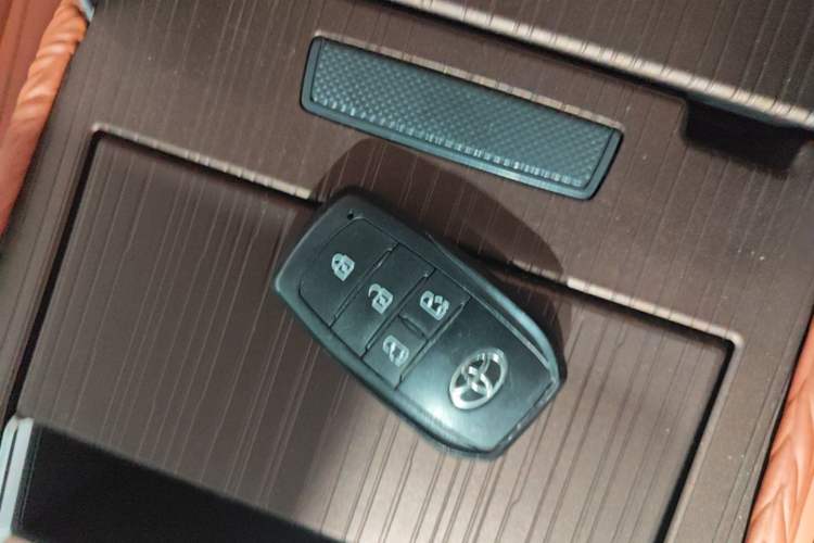Used Toyota SIENNA 2024 2.5L Hybrid Luxury Edition Vehicle Key