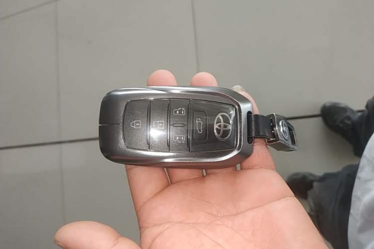 Used Toyota SIENNA 2024 2.5L Hybrid Four-Wheel Drive Prestige Edition Vehicle Key