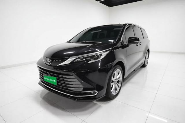 Ojetý Toyota SIENNA 2024 2.5L Hybrid Ultimate Edition