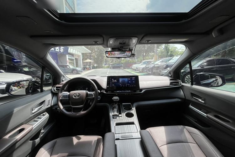 Used Toyota SIENNA 2024 2.5L Hybrid Platinum Edition Interior 1