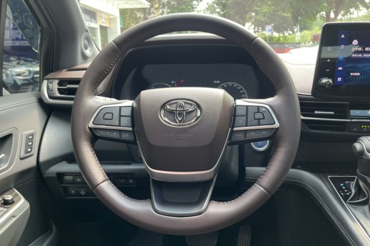 Used Toyota SIENNA 2024 2.5L Hybrid Platinum Edition Interior 2