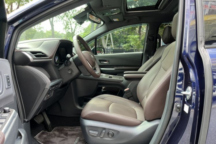 Used Toyota SIENNA 2024 2.5L Hybrid Platinum Edition Interior 6