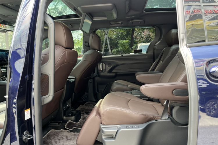 Used Toyota SIENNA 2024 2.5L Hybrid Platinum Edition Interior 7