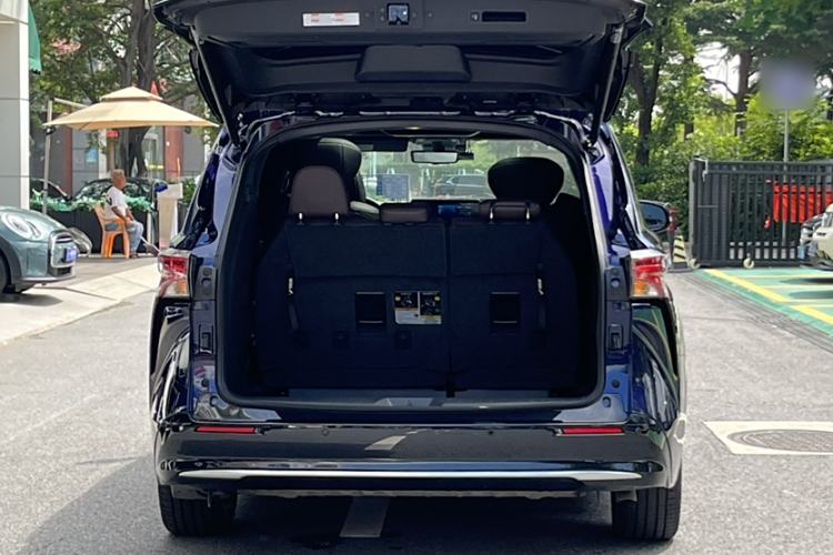 Used Toyota SIENNA 2024 2.5L Hybrid Platinum Edition Interior 8