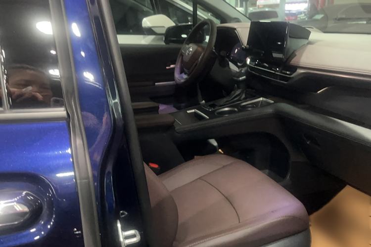 Used Toyota SIENNA 2024 2.5L Hybrid Platinum Edition Right Front Seat