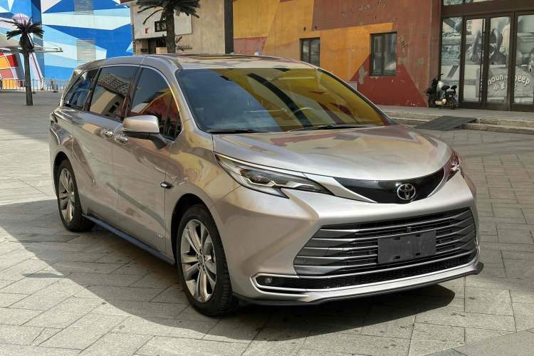 Used Toyota SIENNA 2024 2.5L Hybrid Luxury Edition Exterior 2