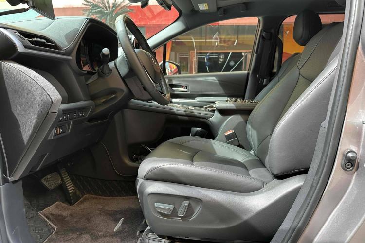 Used Toyota SIENNA 2024 2.5L Hybrid Luxury Edition Interior 3