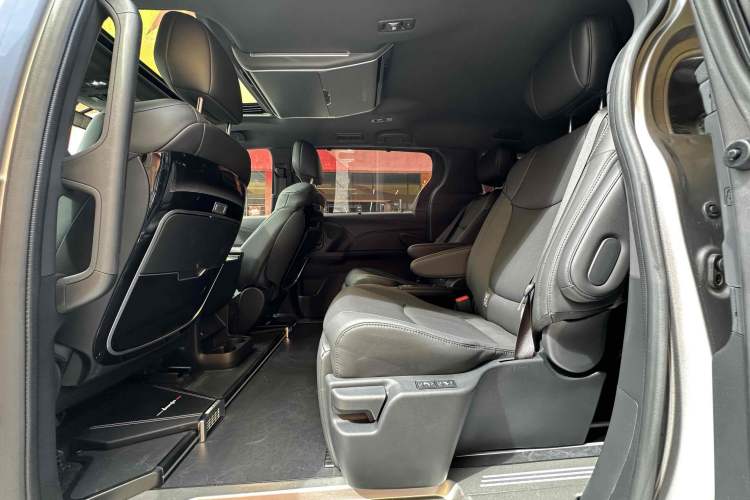 Used Toyota SIENNA 2024 2.5L Hybrid Luxury Edition Interior 4