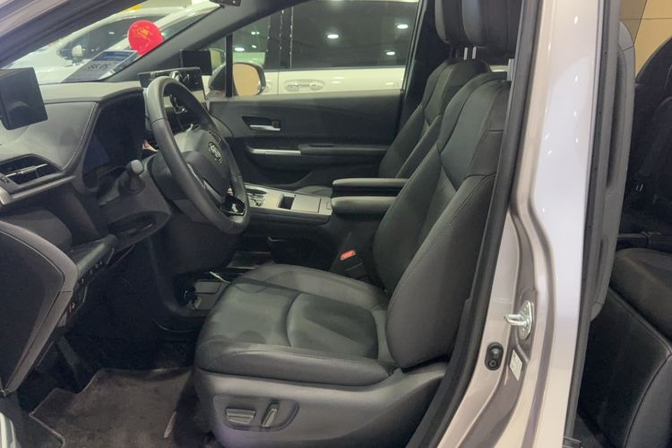 Used Toyota SIENNA 2024 2.5L Hybrid Luxury Edition Left Front Seat