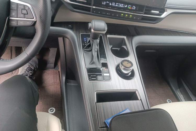 Used Toyota SIENNA 2024 2.5L Hybrid Platinum Edition Gear Lever