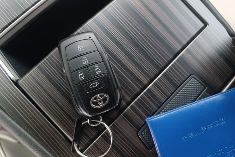 Used Toyota SIENNA 2024 2.5L Hybrid Platinum Edition Interior 1