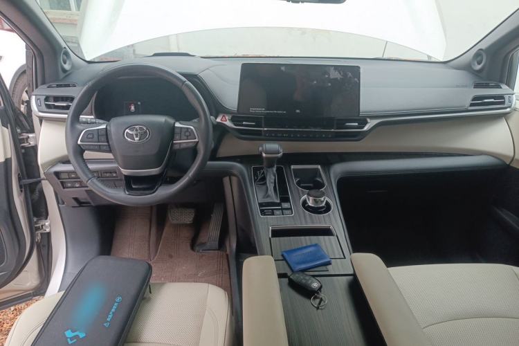 Used Toyota SIENNA 2024 2.5L Hybrid Platinum Edition Interior 2