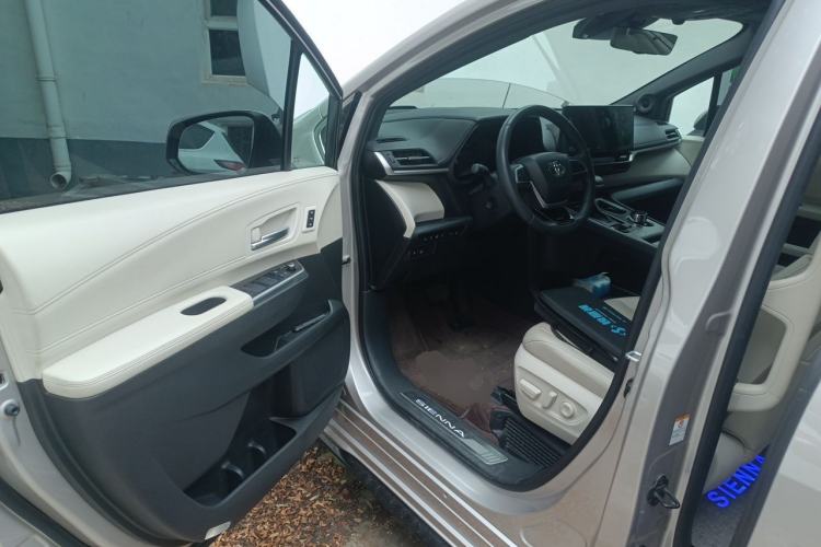 Used Toyota SIENNA 2024 2.5L Hybrid Platinum Edition Interior 3