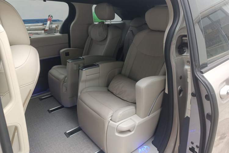 Used Toyota SIENNA 2024 2.5L Hybrid Platinum Edition Interior 4