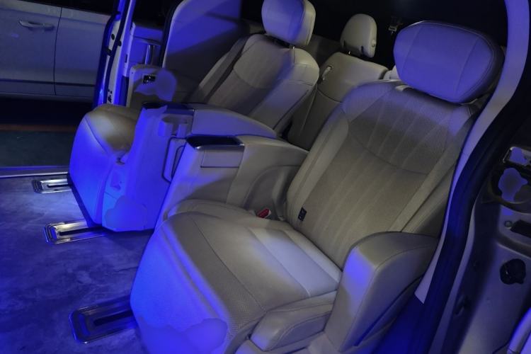 Used Toyota SIENNA 2024 2.5L Hybrid Platinum Edition Interior 4
