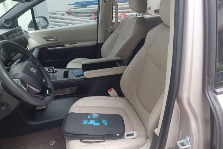 Used Toyota SIENNA 2024 2.5L Hybrid Platinum Edition Left Front Seat