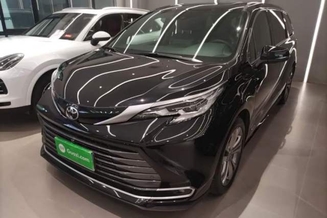 Ojetý Toyota SIENNA 2024 2.5L Hybrid Luxury Edition