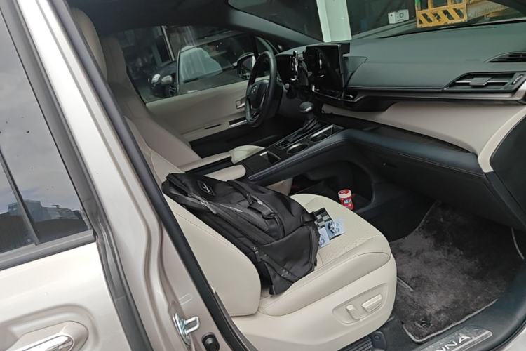 Used Toyota SIENNA 2024 2.5L Hybrid Prestige Deluxe Edition Right Front Seat