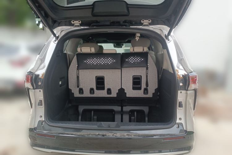 Used Toyota SIENNA 2024 2.5L Hybrid Platinum Edition Trunk