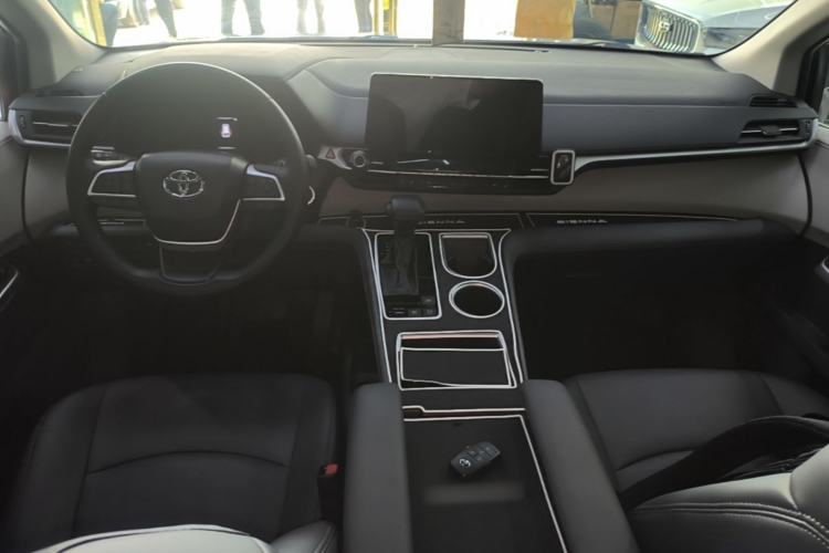 Used Toyota SIENNA 2024 2.5L Hybrid Comfort Edition Center Console