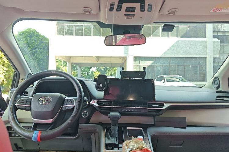 Used Toyota SIENNA 2024 2.5L Hybrid Comfort Edition Center Console