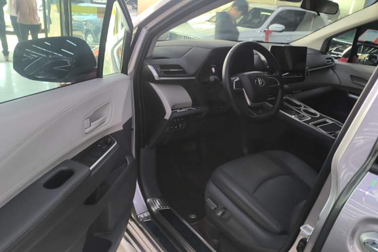 Used Toyota SIENNA 2024 2.5L Hybrid Comfort Edition Driver Seat
