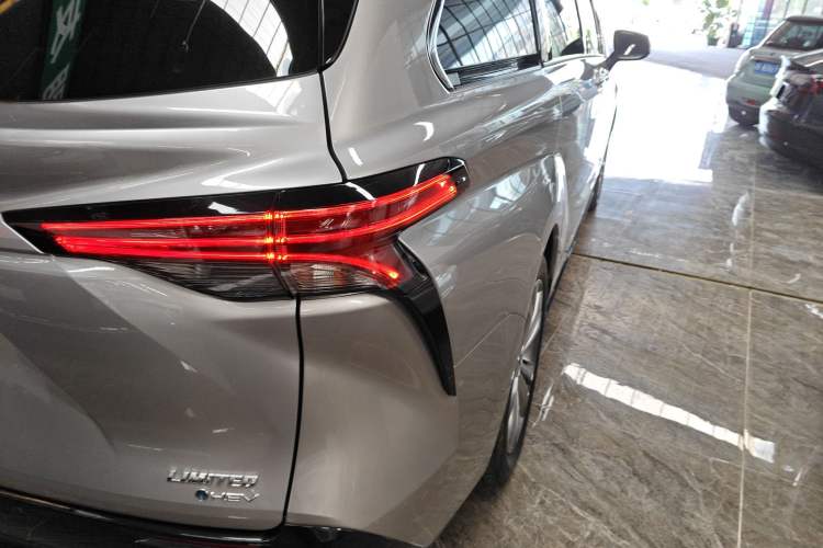 Used Toyota SIENNA 2024 2.5L Hybrid Luxury Edition Exterior 6