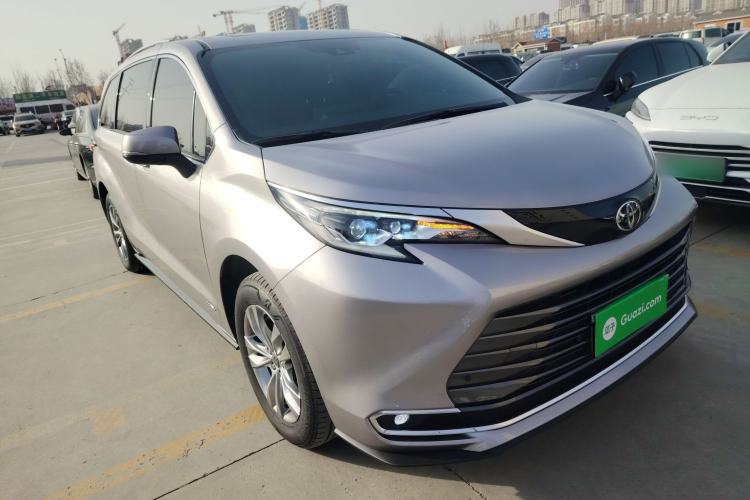 Used Toyota SIENNA 2024 2.5L Hybrid Four-Wheel Drive Luxury Edition Front Right 45 Deg