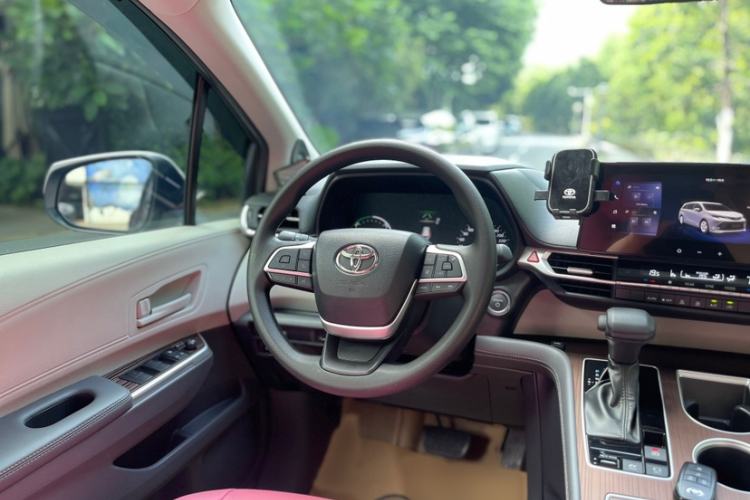 Used Toyota SIENNA 2024 2.5L Hybrid Comfort Edition Interior 12