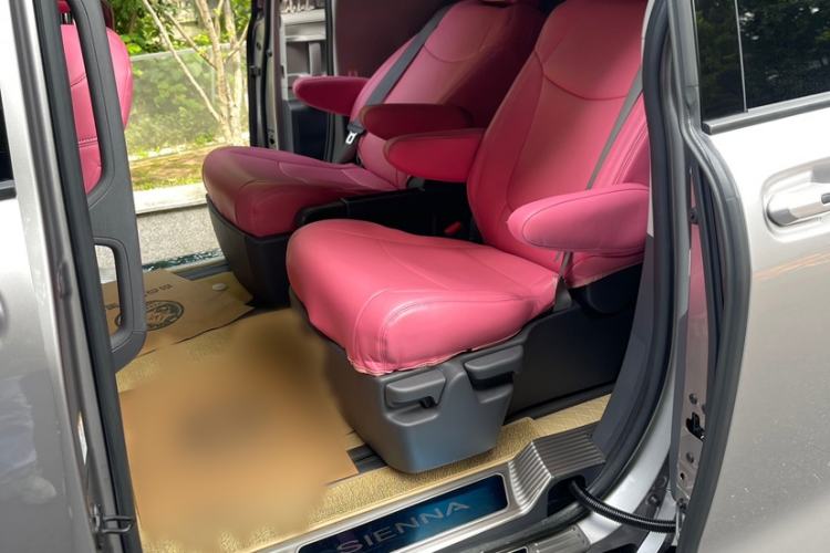 Used Toyota SIENNA 2024 2.5L Hybrid Comfort Edition Interior 13