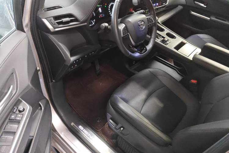 Used Toyota SIENNA 2024 2.5L Hybrid Luxury Edition Interior 3
