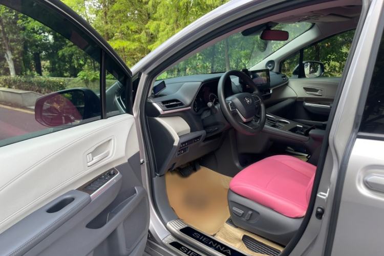Used Toyota SIENNA 2024 2.5L Hybrid Comfort Edition Interior 4