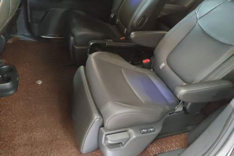 Used Toyota SIENNA 2024 2.5L Hybrid Luxury Edition Interior 4