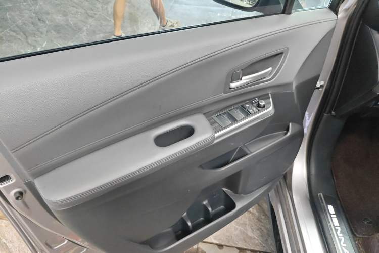Used Toyota SIENNA 2024 2.5L Hybrid Luxury Edition Interior 7